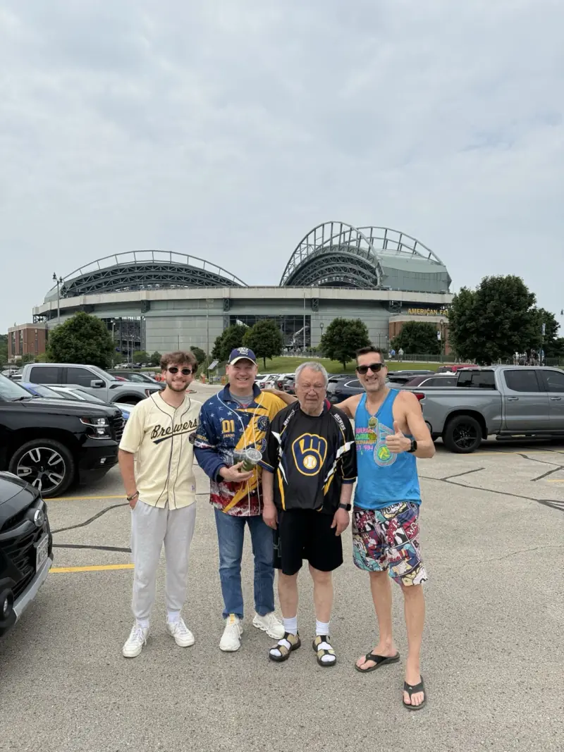 Los hombres de la familia Gamino, día de juego en el American Family Field
